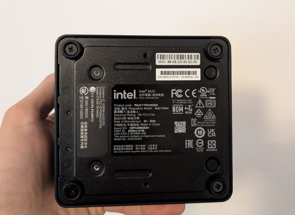 Intel NUC i3-1115G4, 16GB DDR4, ssd 256 + hdd 1TB