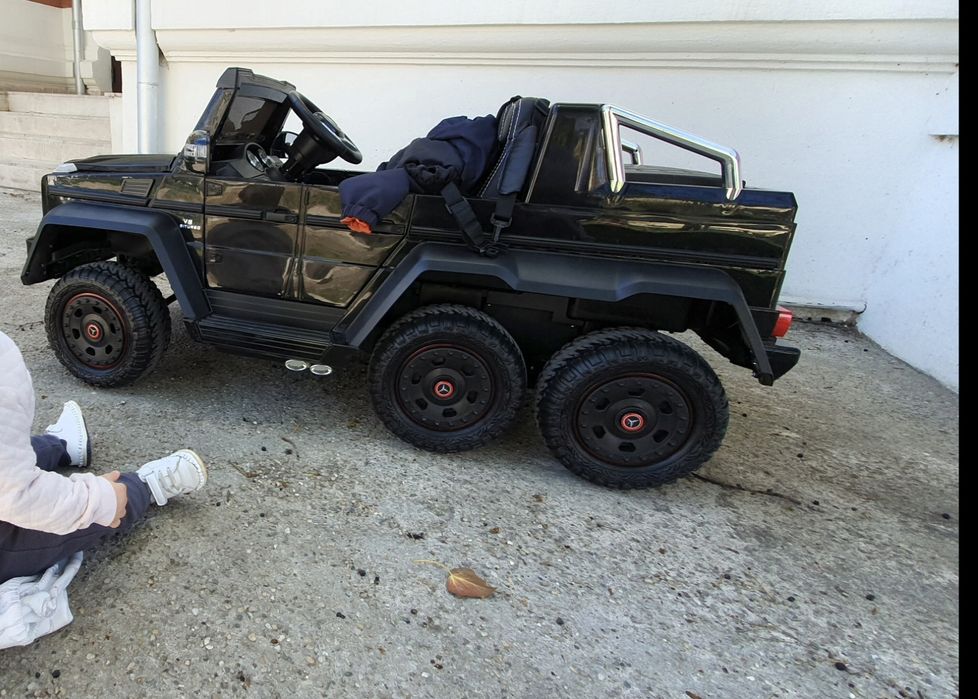 Vand mașinuța electrica Mercedes G63