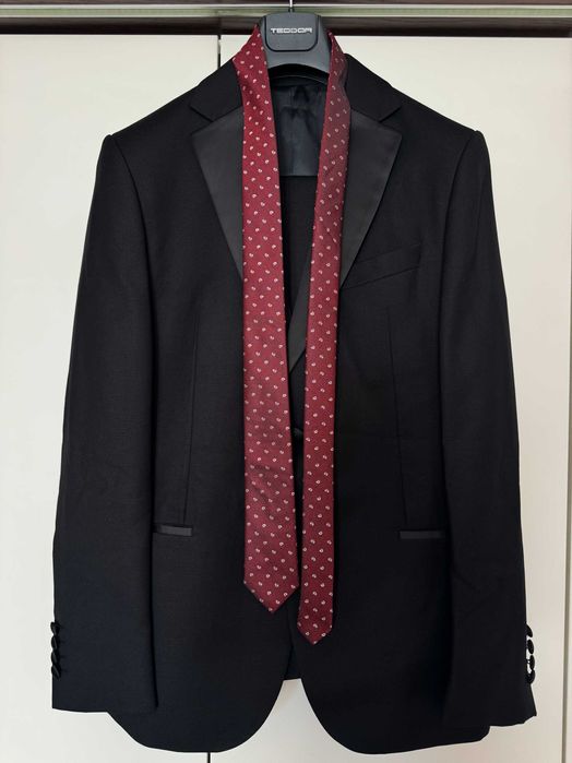 Официален черен мъжки костюм