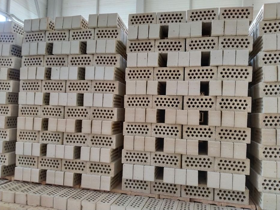 Гишт кирпич прямой с завода производителя. Цена с доставкой  в полетах