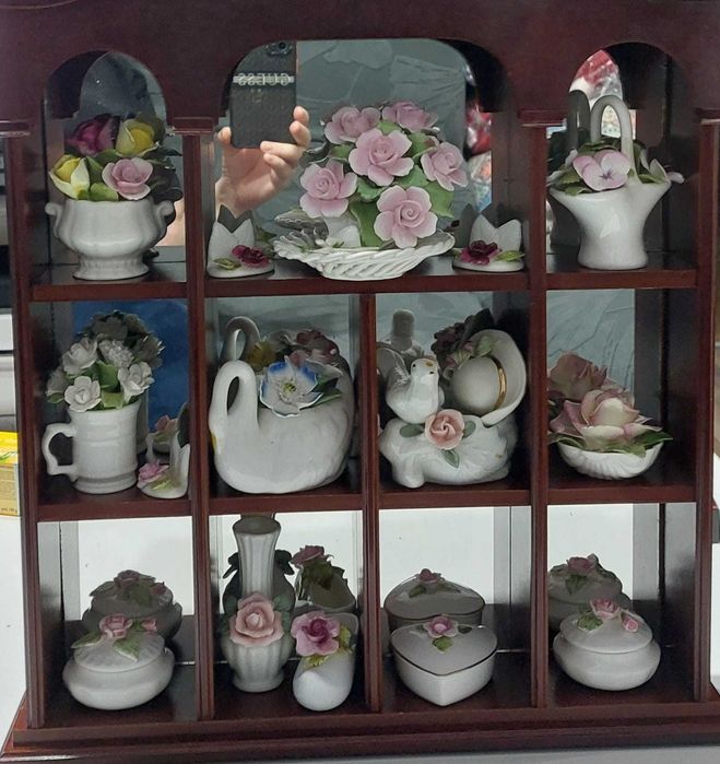 Dulapior vintage cu portelanuri in miniatura