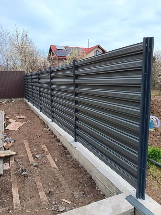 Garduri și porți din jaluzele șipcă metalică place de beton