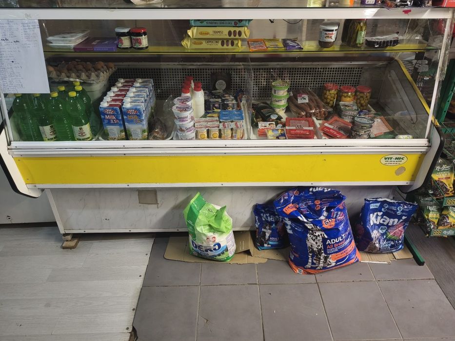 Vitrina mezeluri de vânzare