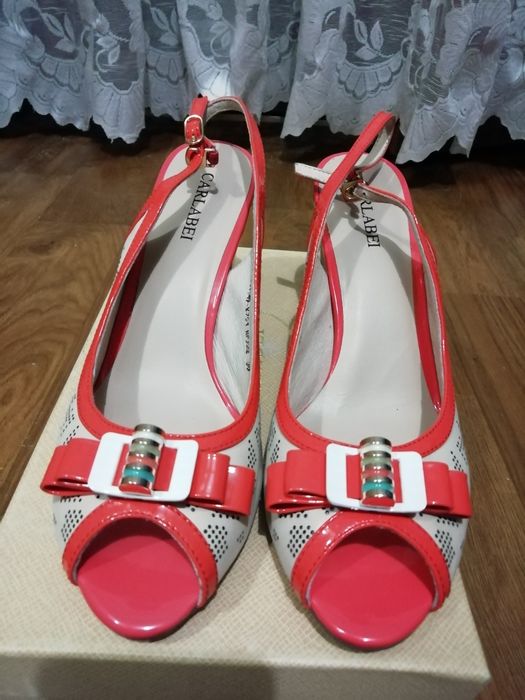 Продаются  Женские кожаные босоножки