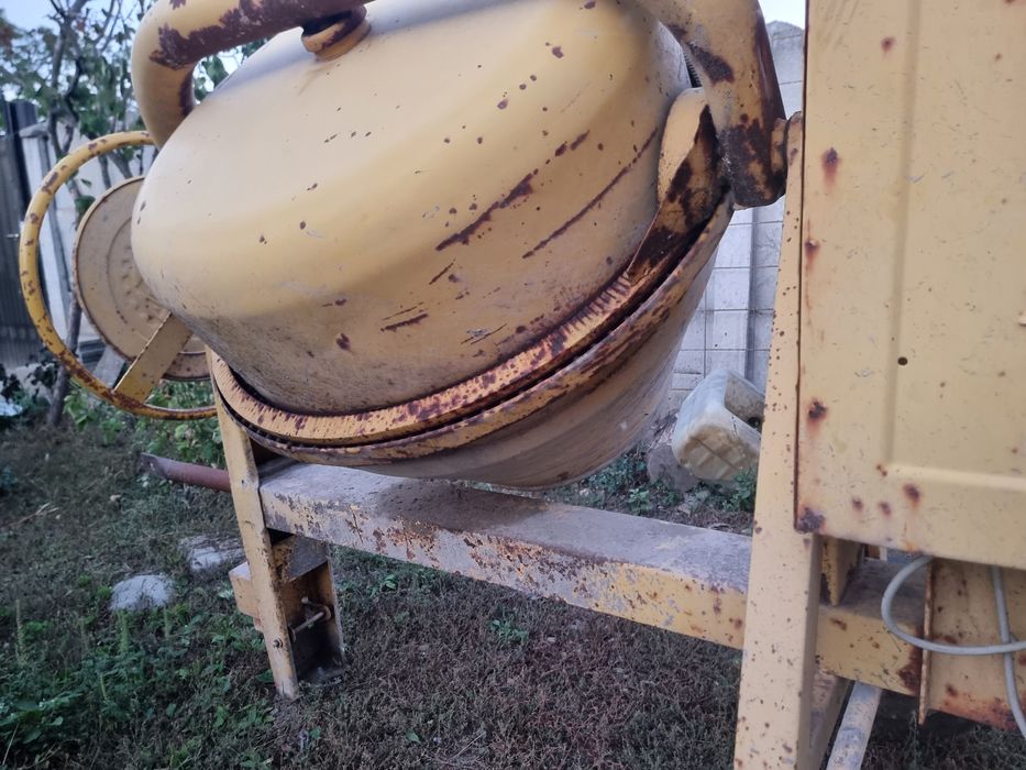 Betoniera cu motor funcțional