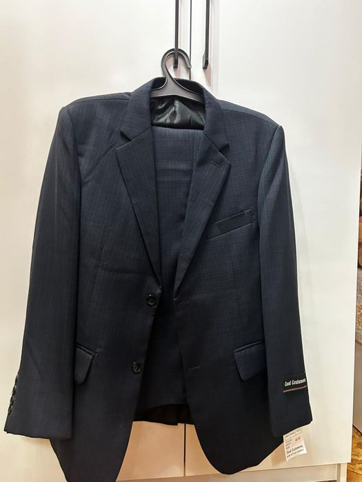 тёмный костюм с брюками