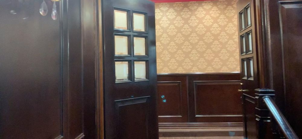 Деревянные панели, двери, комод, островок