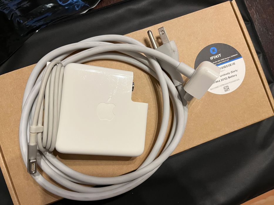 MacBook Pro 15 (2011) - за части + две батерии