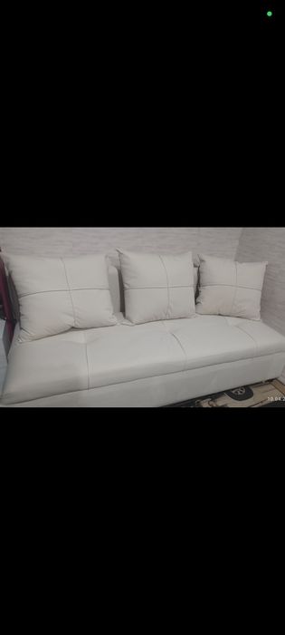 диван, стол зеркало итд