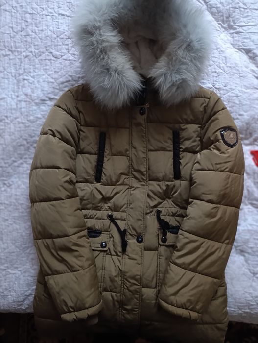 Куртка женская теплая с капюшоном .Состояние отличное.