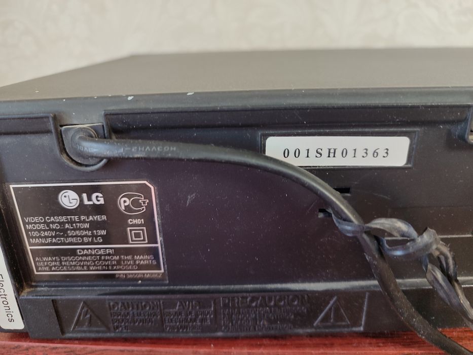 Продам видеомагнитофон марки LG