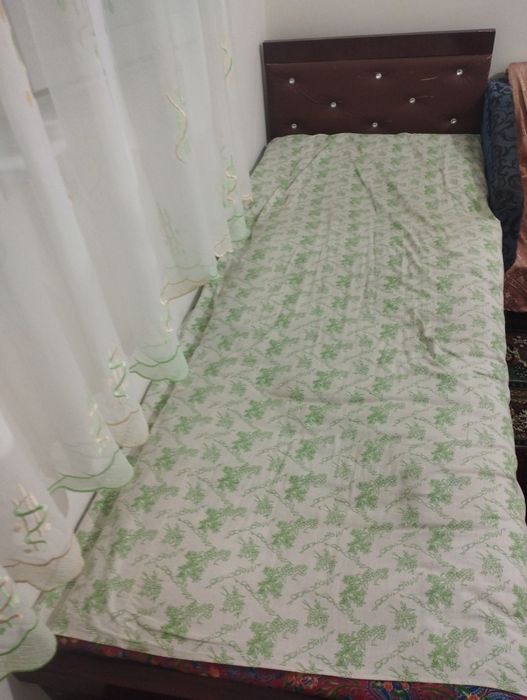 Divan sotiladi srochna