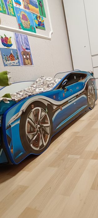 Продам кроватку детскую машинка.