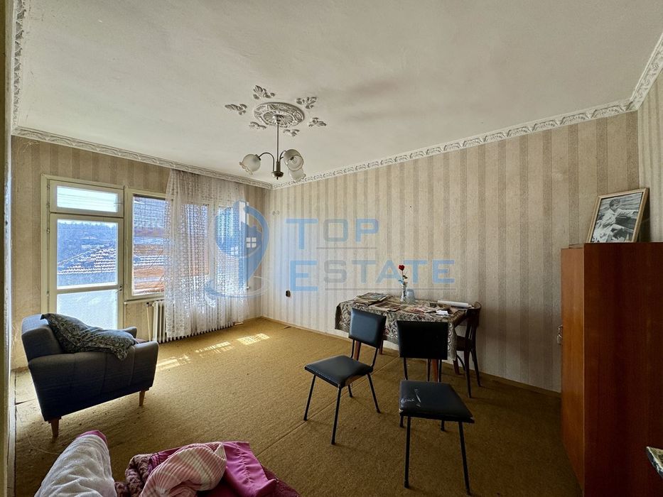 Масивна тухлена къща с кладенец и голям двор в село Ново Градище, обл