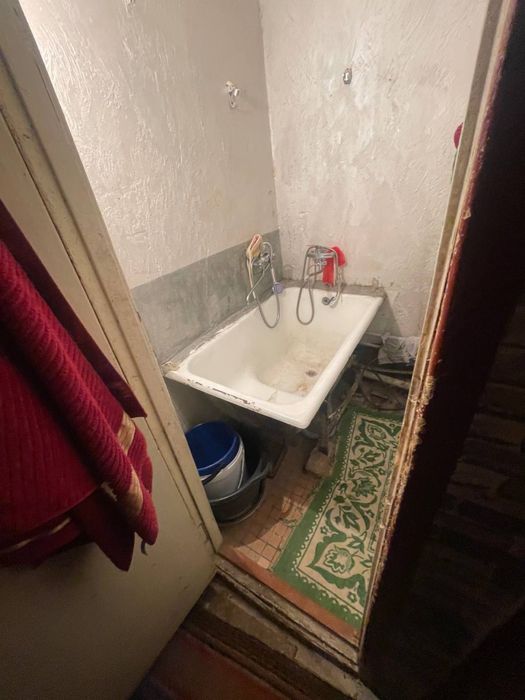 Продаётся 1 комнатная в бывшем общежитии.Кухня внутри,с/у на две семьи