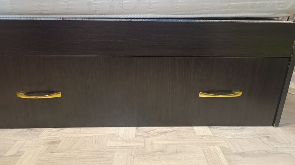 Продам кровать с матрасом