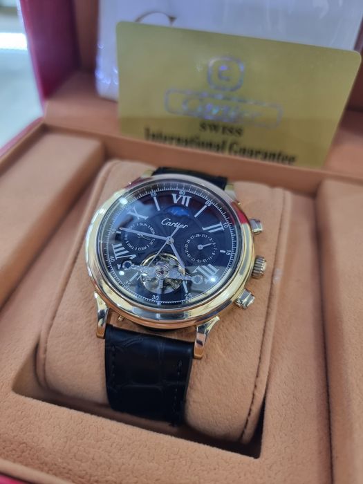 Продаю золотые часы Cartier. Модные и очень стильные