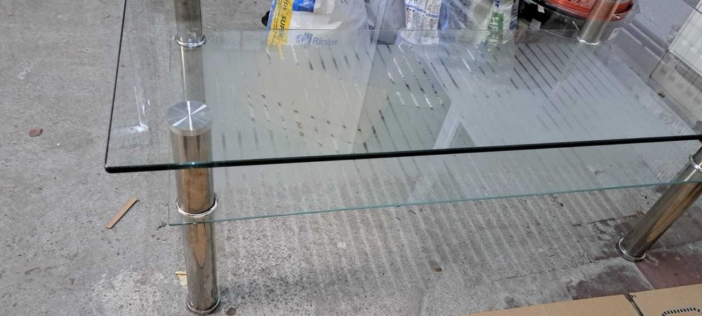 masa de living din sticla, mici zgarieturi pe sticla de sus