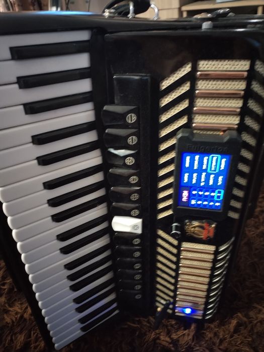 Vând acordeon cu sistem midii