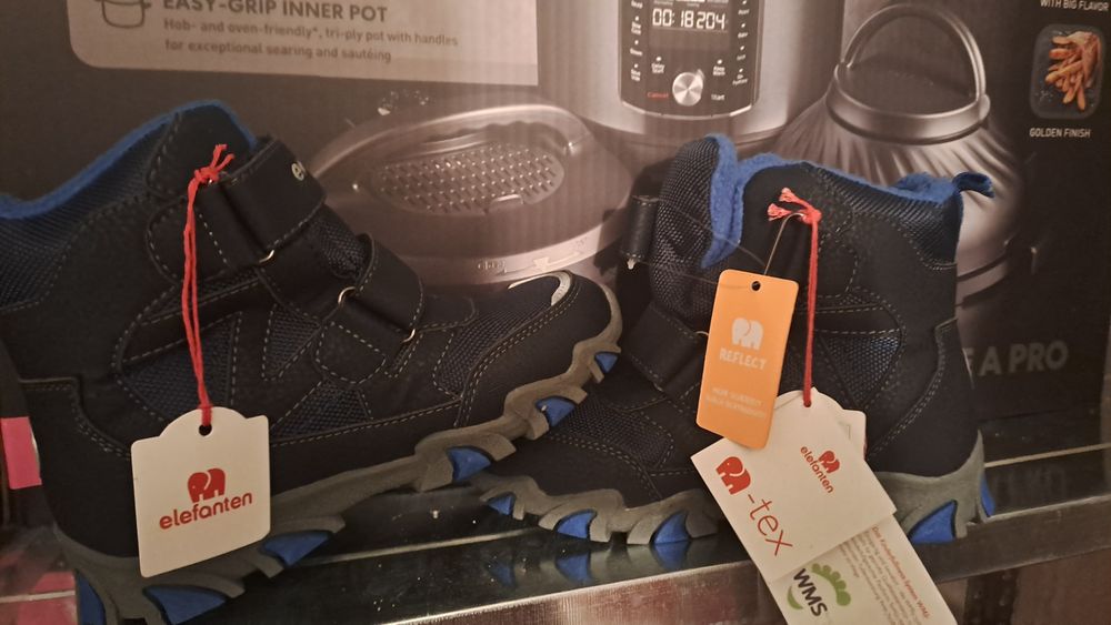 Продавам детски ботуши.  НовИ