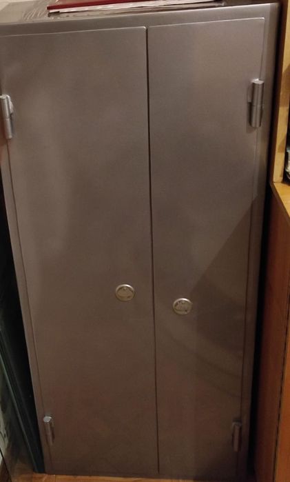Продам  сейф металл, тяжёлый ..