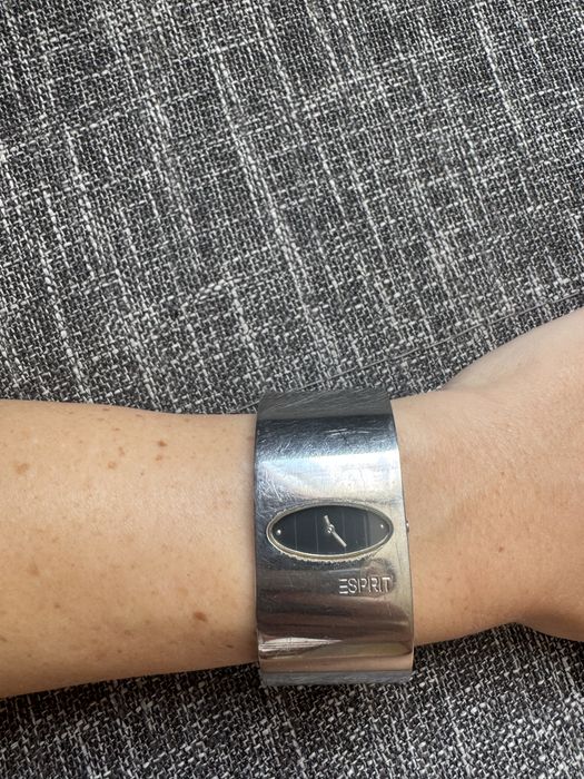 Продавам часовник