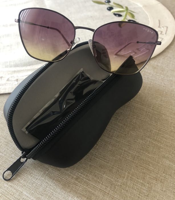 Дамски слънчеви очила Vogue, розово-лилава бленда на стъклата