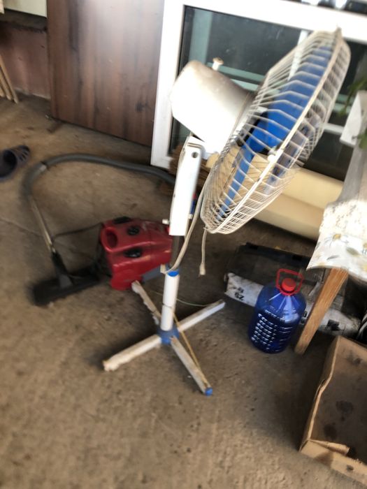 Vand diferite lucruri care nu le mai folosesc