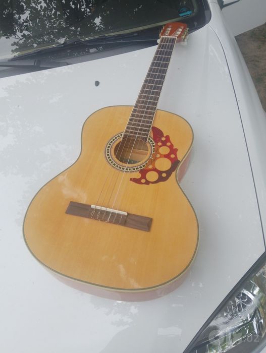 Gitara sotiladi toʻliq ma'lumot telefonda
