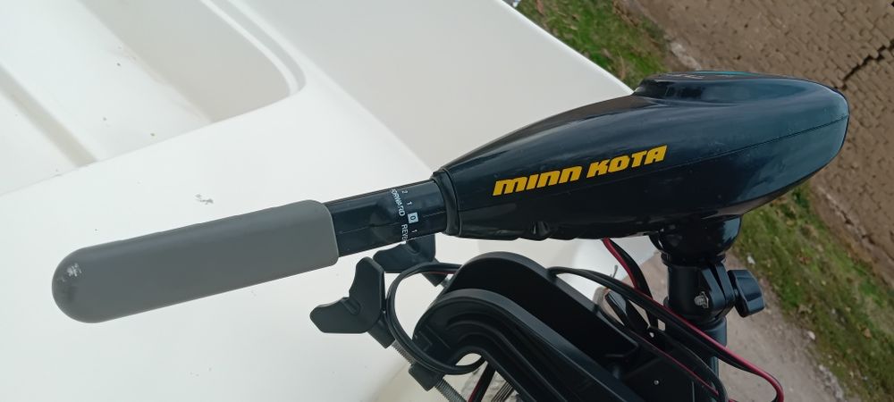 Лодка с колесар и двигател