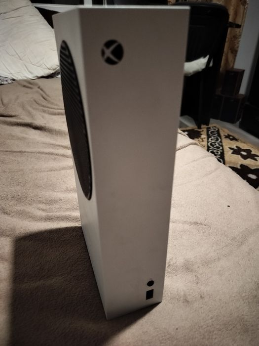 Xbox series s + controller series s Impecabil de vânzare 1000 lei  sau la schimb cu ceva telefon iPhone sau Samsung functional sau alt ceva