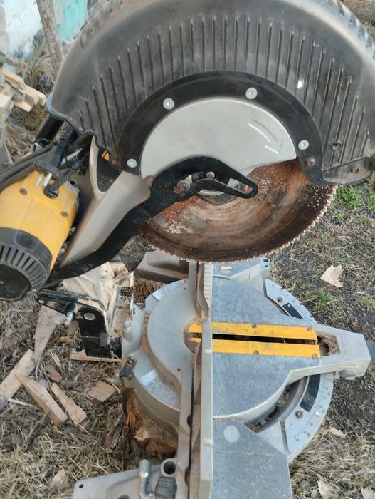 Продам торцовочную пилу Деволт