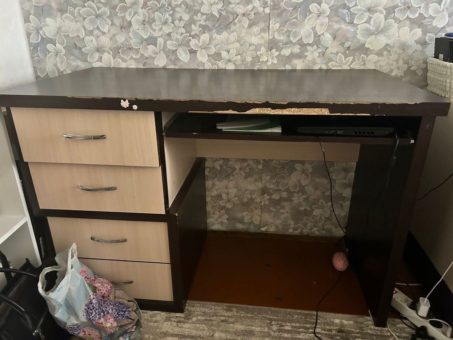 Продается стол с тумбой