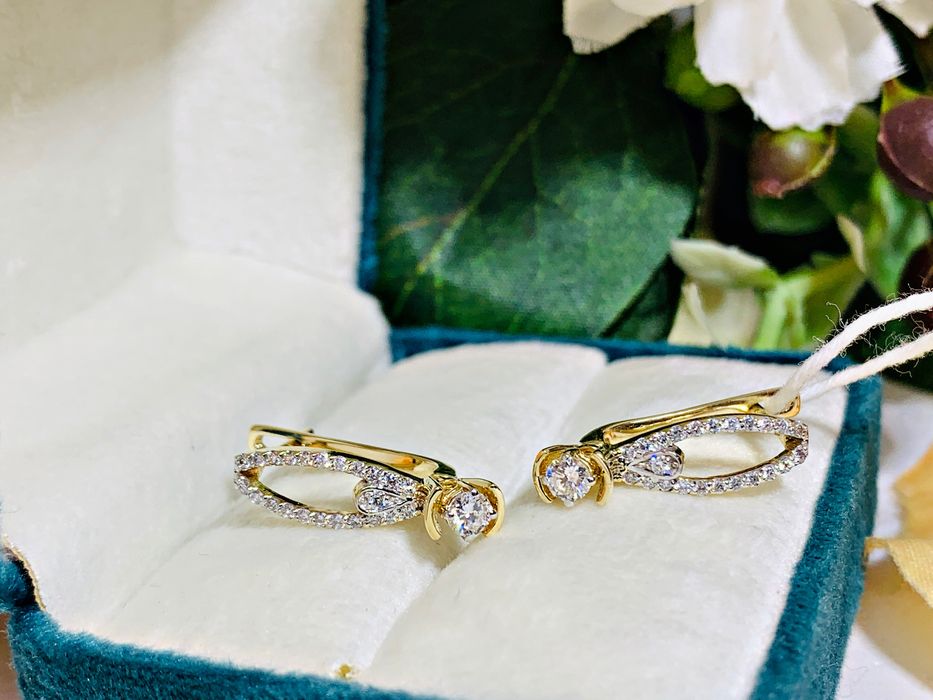 Благородные золотые серьги с бриллиантами модели «Одноглазка»