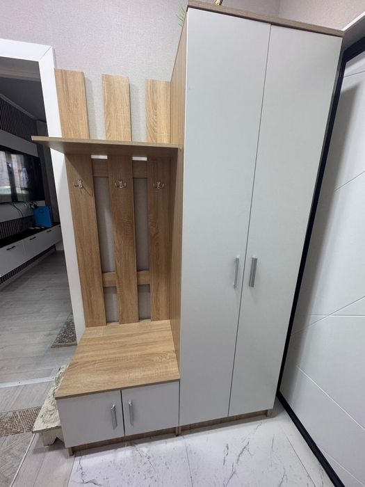 Шкаф в прихожую почти новый