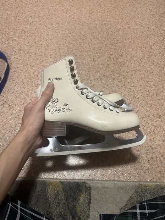 Продам коньки белые