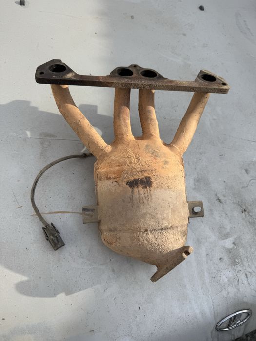 Выпускной колектор с катализатором ваз 2114 ваз 2115  год 2012