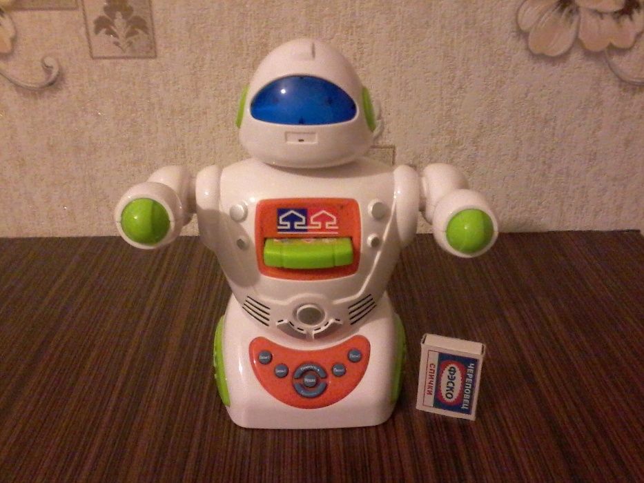 Игрушка робот поёт детские песни и рассказывает сказки