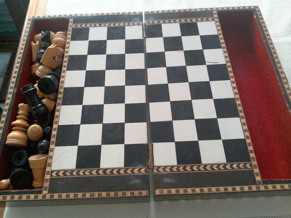 Joc șah cu toate piesele, casetă intarsii, furnir lemn exotic