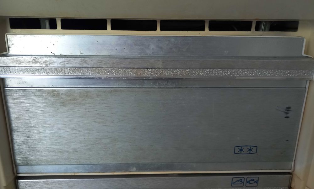 Хладилник с фризер 250л.