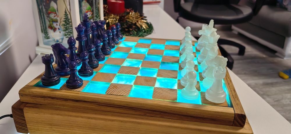 ШАХ - дърво (масив) и епоксидна смола, с LED осветление