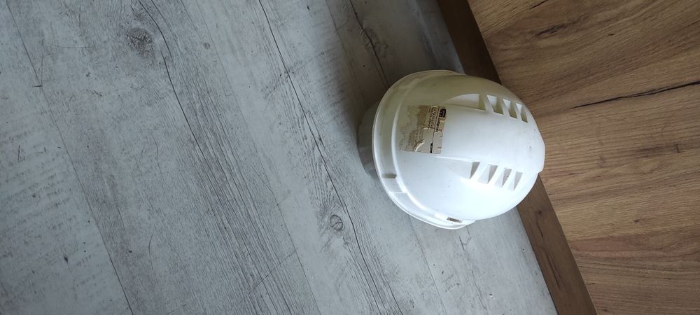 продается каска строительная