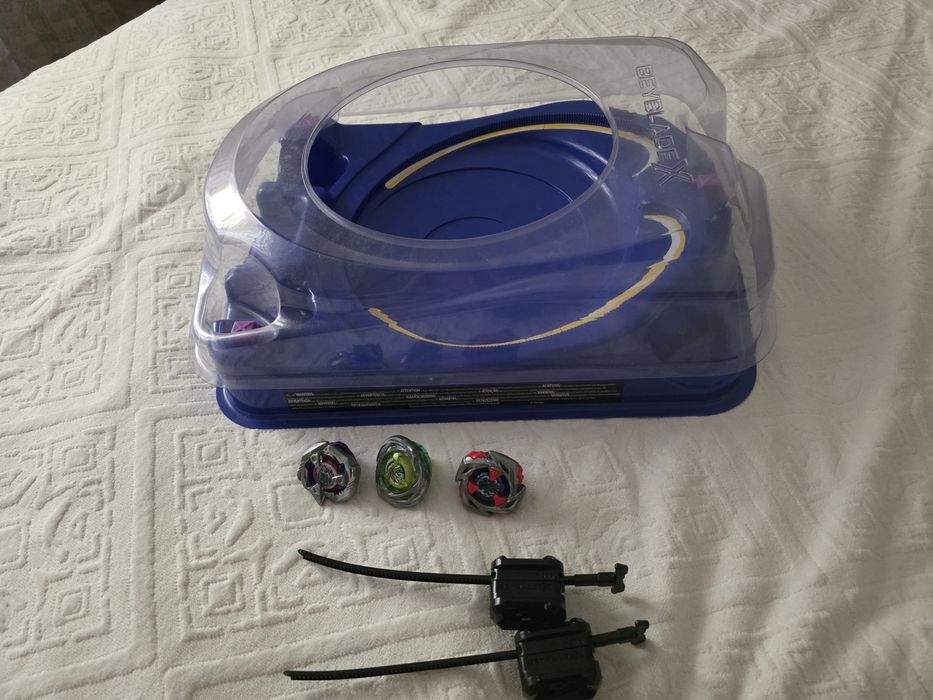 Beyblade X: арена + 3 волчка + 2 лаунчера