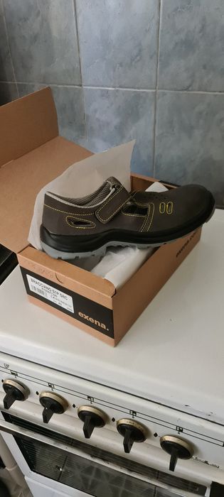 Pantofi de lucru " safety", cu protectie metalica NOI .