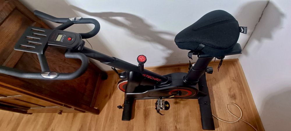 Bicicletă Spinning SEMI-PROFESIONALĂ TECHFIT SBK8000, Sistem Volantă 20 kg