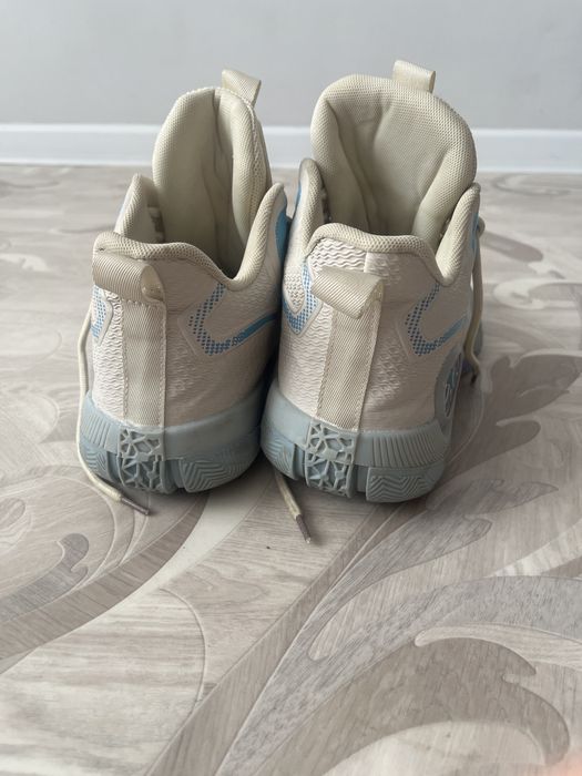 Продам кроссовки спортивные