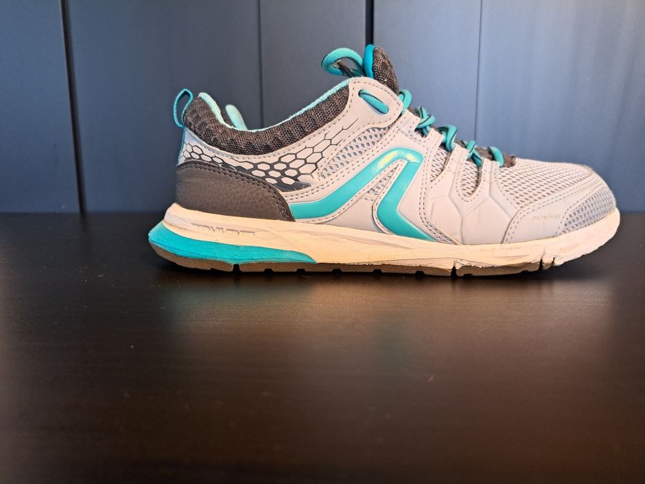 Încălțăminte Decathlon gri-turcoaz, ușoară și comodă