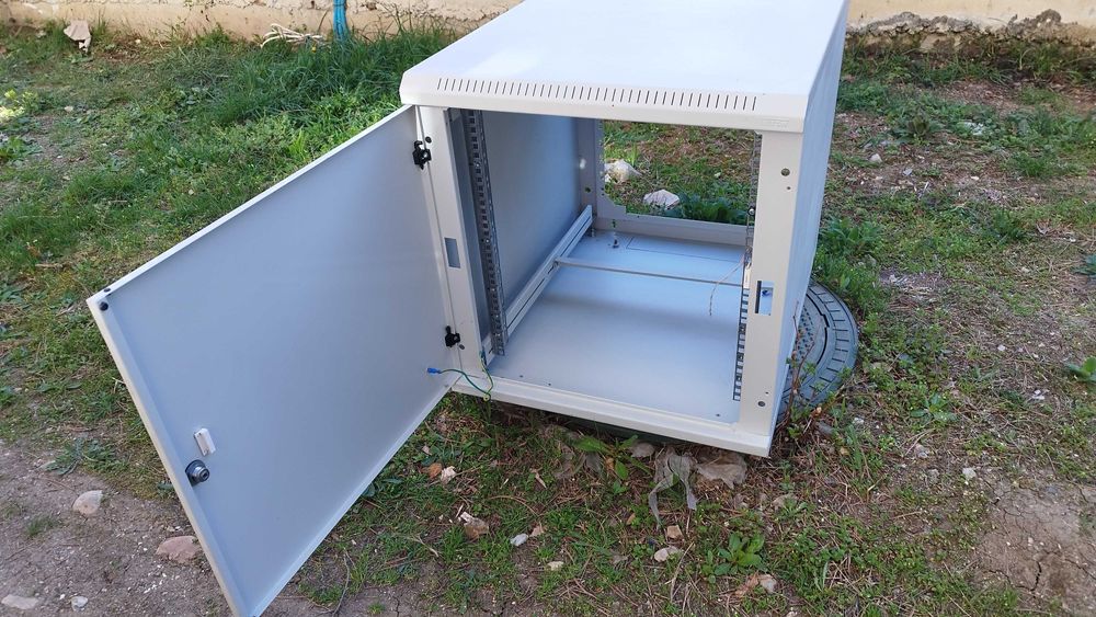 Комуникационен шкаф - сървърен шкаф - рак шкаф 12U Triton.