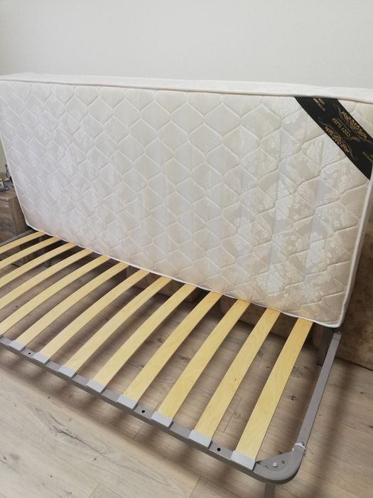 Кровать с матрасом