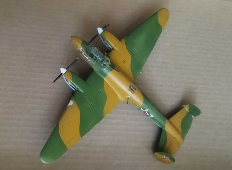 подарочная модель самолета Пе-2 в масштабе 1/72 Звезда Italeri